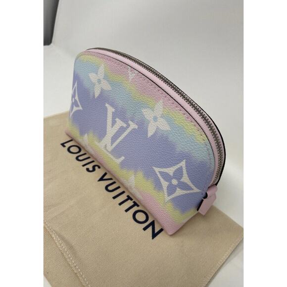 Louis Vuitton Monogram Giant LV Escale Pochette Cosmetic Cosmetic Pouch - Picture 4 of 12